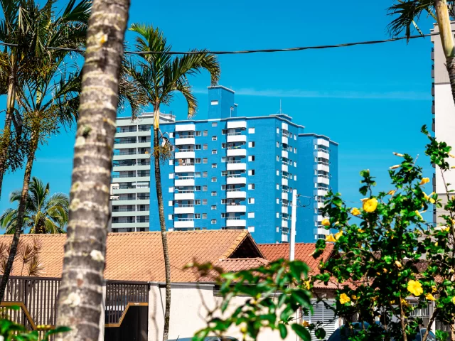 Tòa căn hộ xanh phía sau hàng dừa