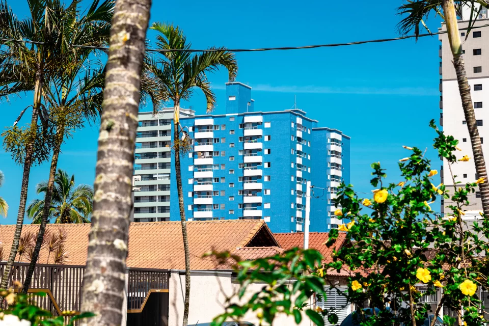 Tòa căn hộ xanh phía sau hàng dừa