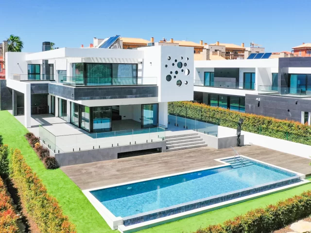 Villa trắng lớn với hồ bơi phía trước