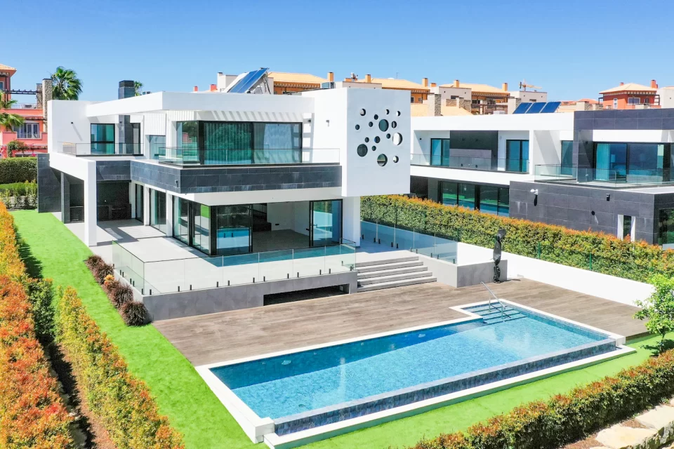 Villa trắng lớn với hồ bơi phía trước