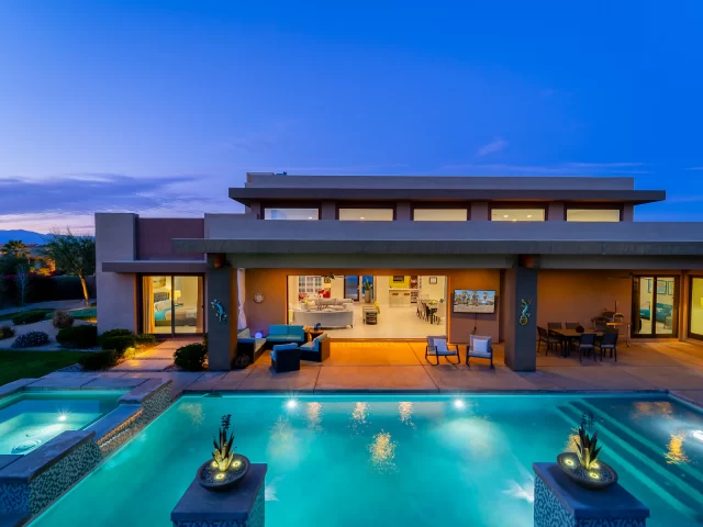 Villa có hồ bơi ở trung tâm sân vườn