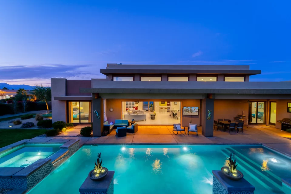 Villa có hồ bơi ở trung tâm sân vườn