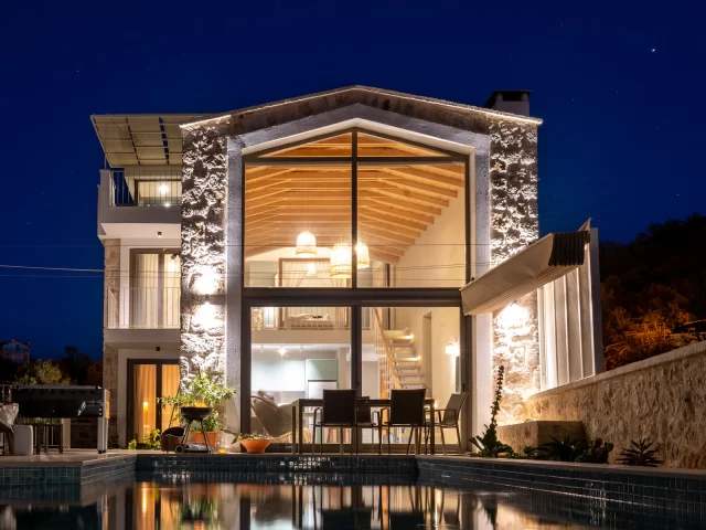 Villa có hồ bơi lúc ban đêm