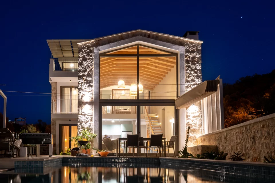 Villa có hồ bơi lúc ban đêm