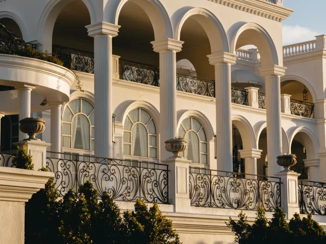 Tòa condotel trắng nhiều ban công