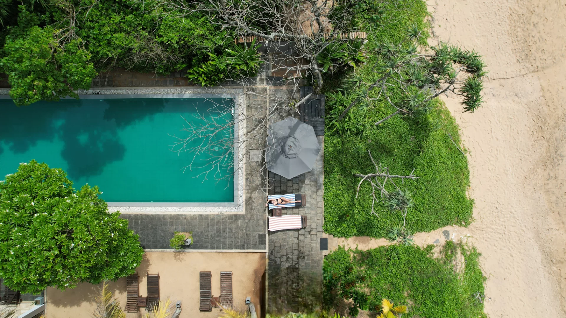 Resort có hồ bơi sát bãi biển nhìn từ trên cao