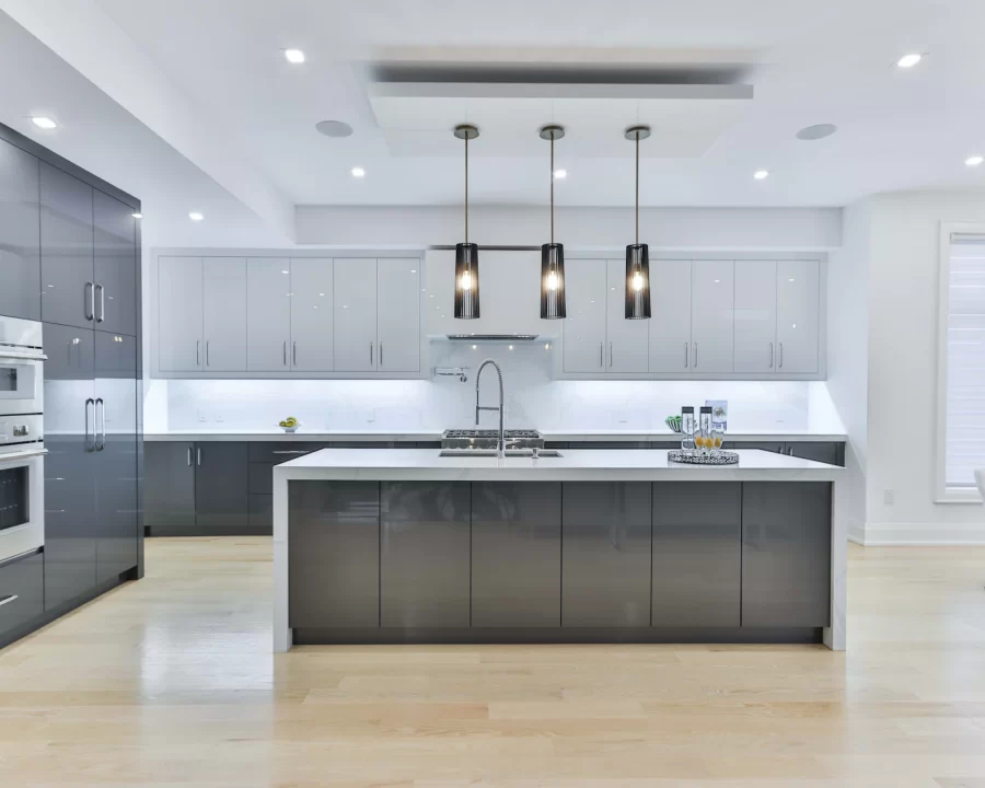 Bếp hiện đại tủ trắng viền đồng và đảo bếp đá marble