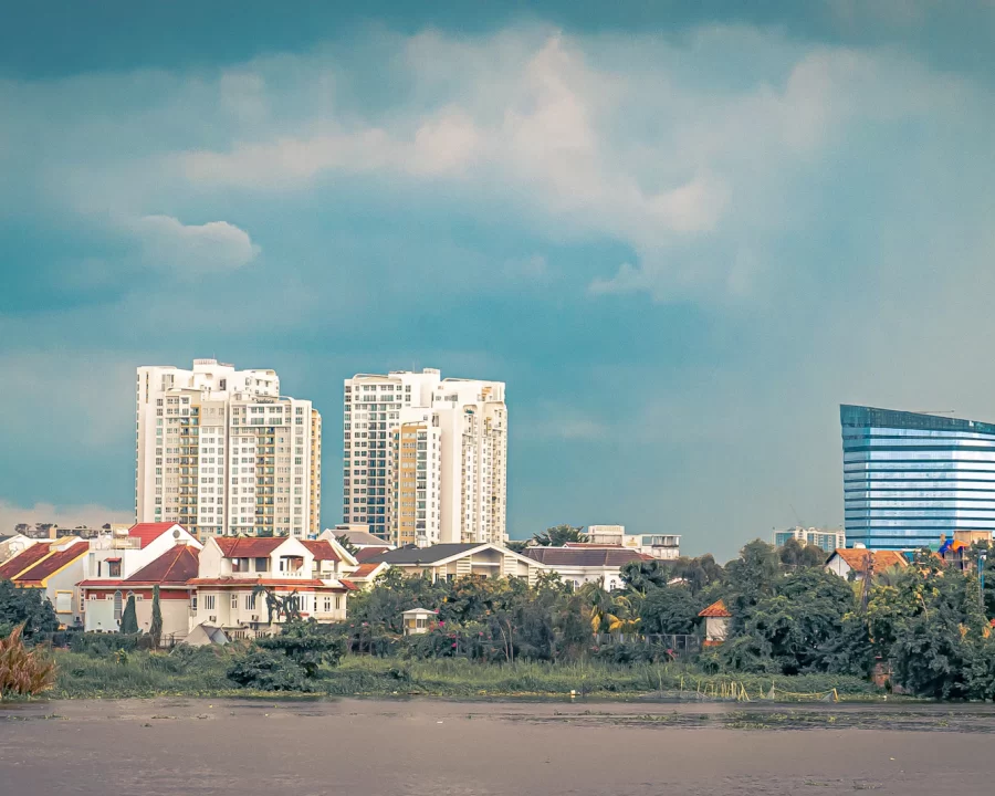 Các tòa căn hộ và nhà thấp tầng ven sông khu Nam Sài Gòn