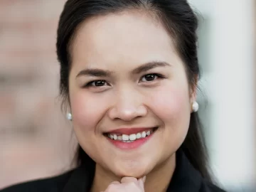 Chân dung chuyên gia Lê Phương Thảo mặc blazer đen