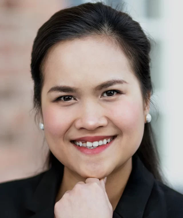 Chân dung chuyên gia Lê Phương Thảo mặc blazer đen