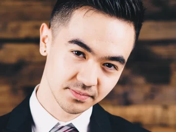 Chân dung chuyên gia Phạm Gia Huy mặc vest và cà vạt