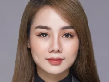 Chân dung chuyên gia Trần Minh Khuê mặc vest xám