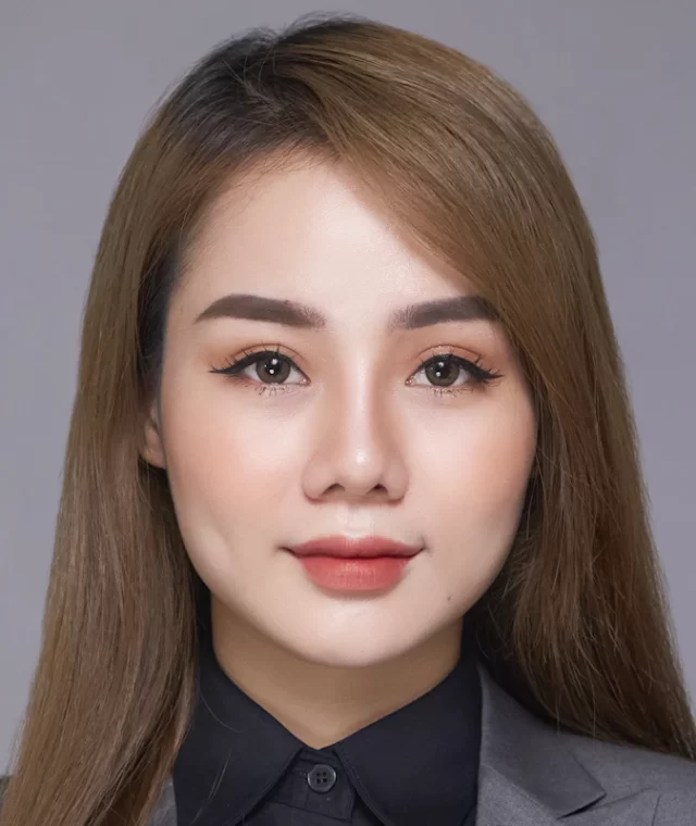 Chân dung chuyên gia Trần Minh Khuê mặc vest xám
