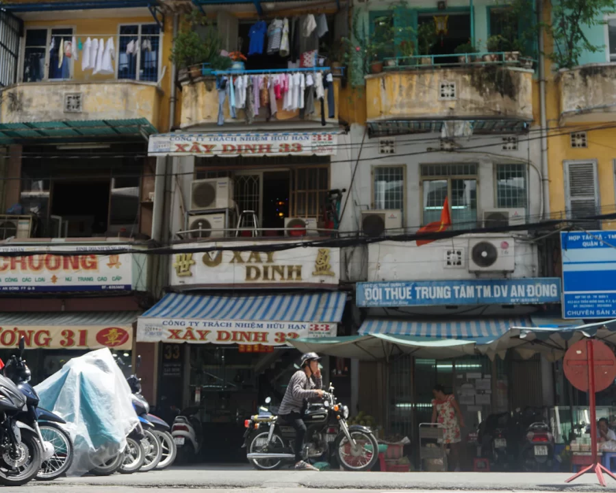 Dãy nhà mặt tiền kinh doanh trên một con phố Sài Gòn