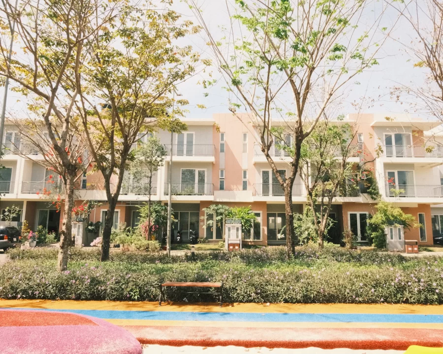 Dãy nhà phố hiện đại với mảng gỗ và hàng rào trước nhà