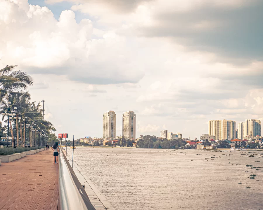 Lối dạo bộ ven sông Sài Gòn khu Thảo Điền với hàng cây và các tòa căn hộ