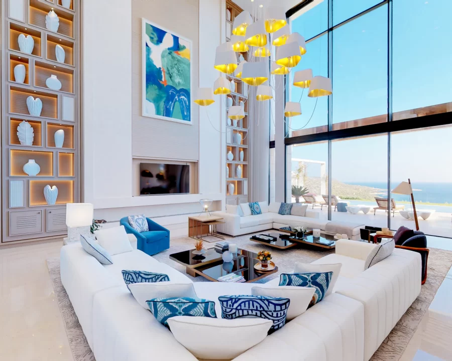 Phòng khách biệt thự rộng với sofa trắng dài và kệ sách cao