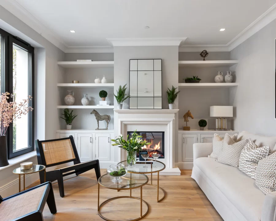 Phòng khách nhà phố với sofa xám và cửa sổ lớn