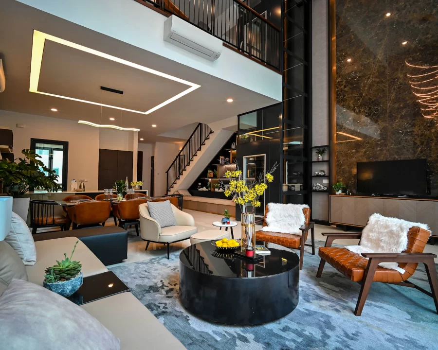 Phòng khách thông tầng căn hộ duplex với sofa da, bàn tròn đen và tường đá marble