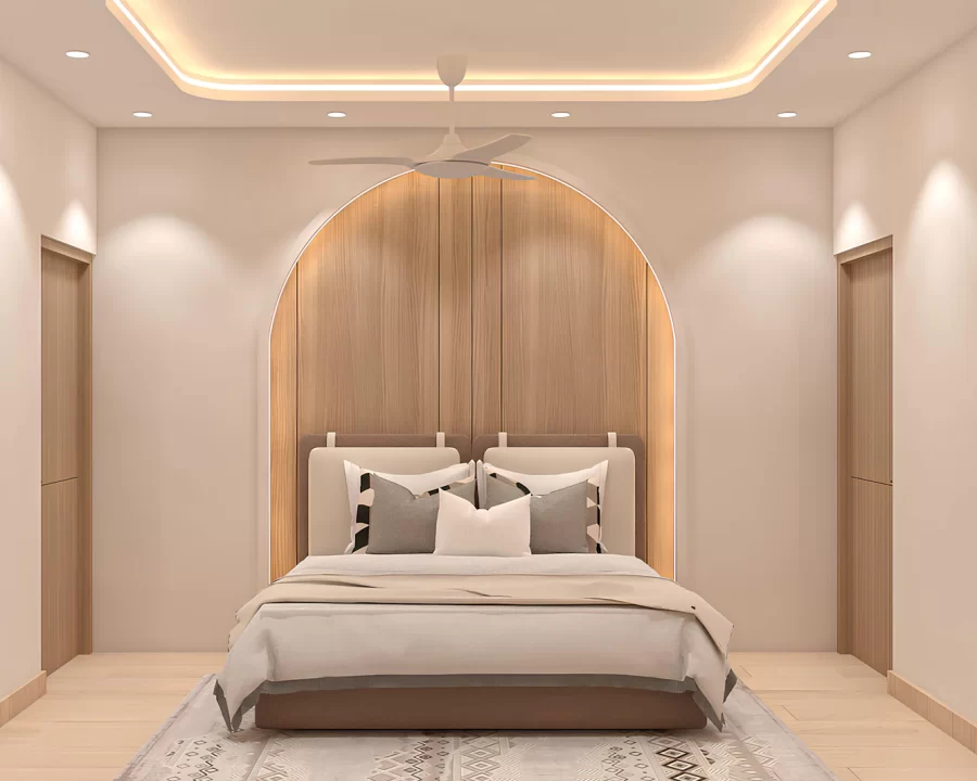 Phòng ngủ với đầu giường gỗ vòm và trần đèn hắt ánh vàng