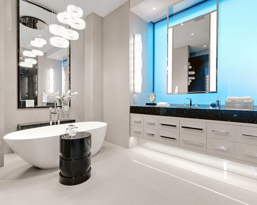 Phòng tắm nhỏ gọn ốp đá trắng với kệ gỗ và gương treo
