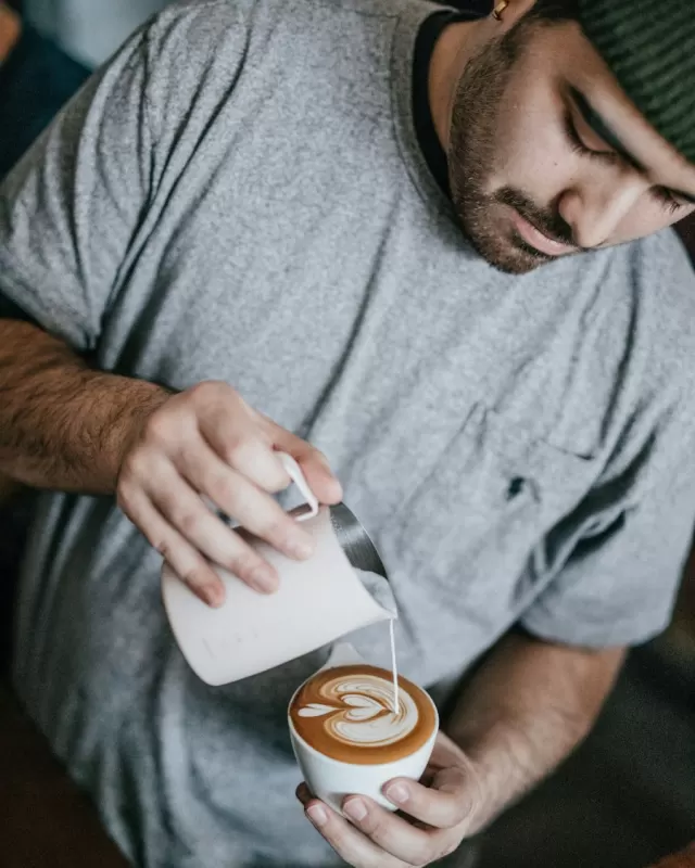Barista pha cà phê tại quầy bar quán nhỏ