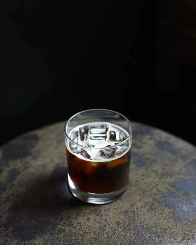 Pha cà phê bằng Cold brew — Ủ trong tủ lạnh, lọc qua giấy hai lần — ly cold brew trong và ngọt hậu.