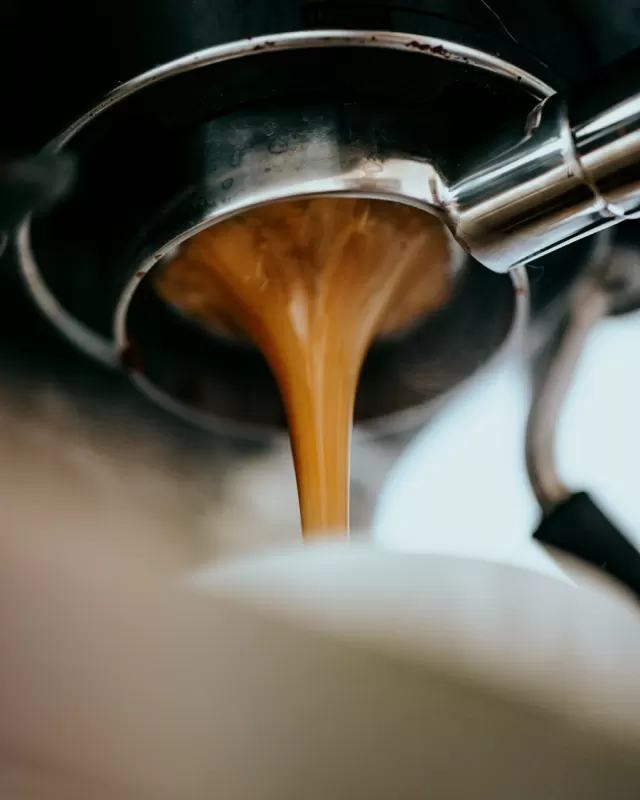 Pha cà phê bằng Espresso — Nén phẳng, tay thẳng — chỉnh độ xay trước khi chỉnh liều lượng.