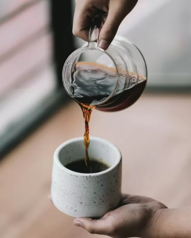 Pha cà phê bằng Pour-over — Rót 40ml ủ 40 giây, sau đó rót xoắn ốc 3 lần để bột ngấm đều.