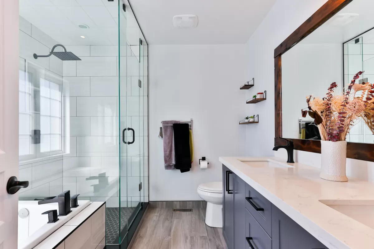 Phòng tắm hiện đại với vách tắm kính và bàn lavabo