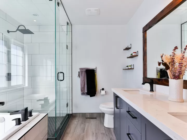 Phòng tắm hiện đại với vách tắm kính và bàn lavabo