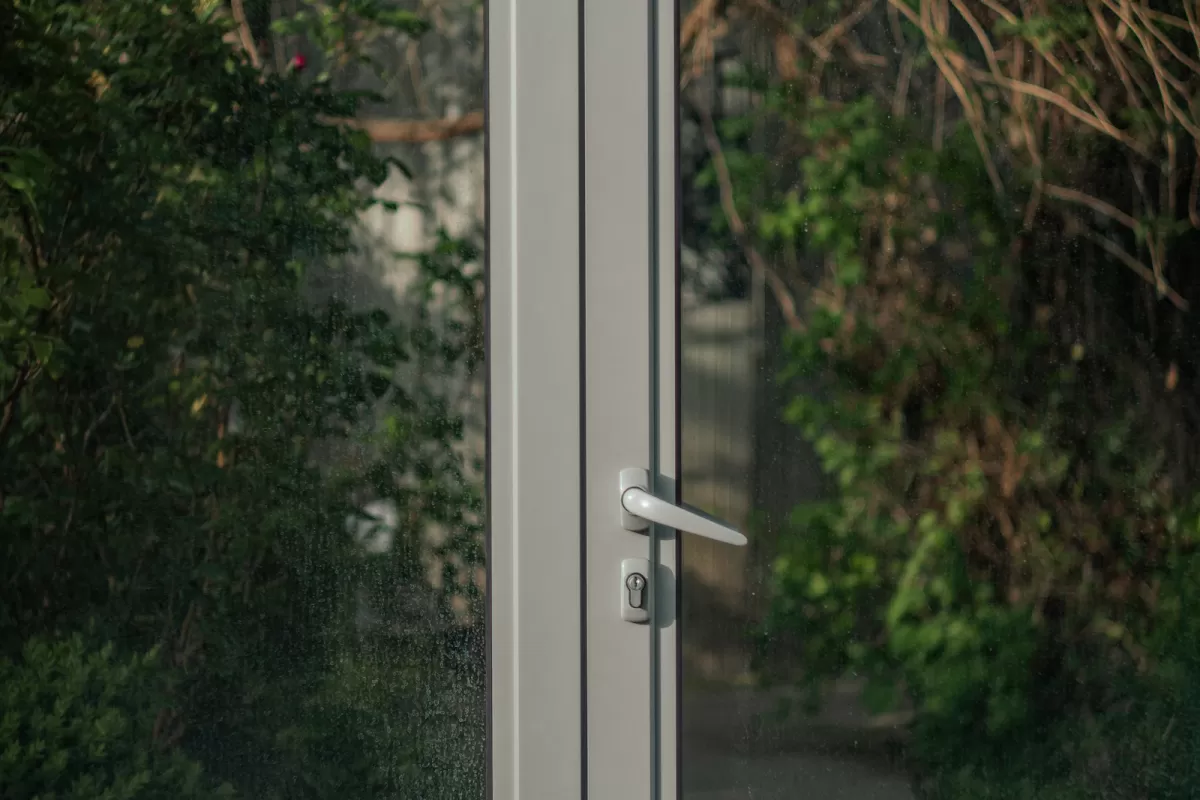 Cận cảnh cửa đi nhôm kính với tay nắm dài inox
