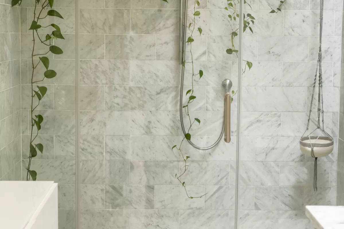 Phòng tắm kính cường lực trong suốt với vòi sen