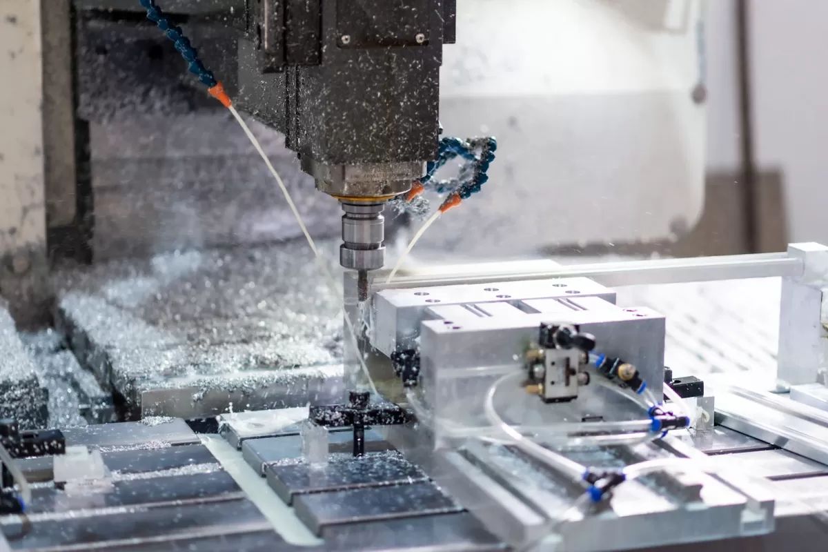 Máy cắt kim loại CNC đang vận hành trong xưởng