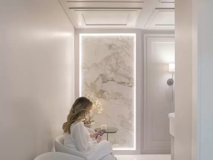 Khu chờ riêng tư với ghế đơn và trà thảo mộc