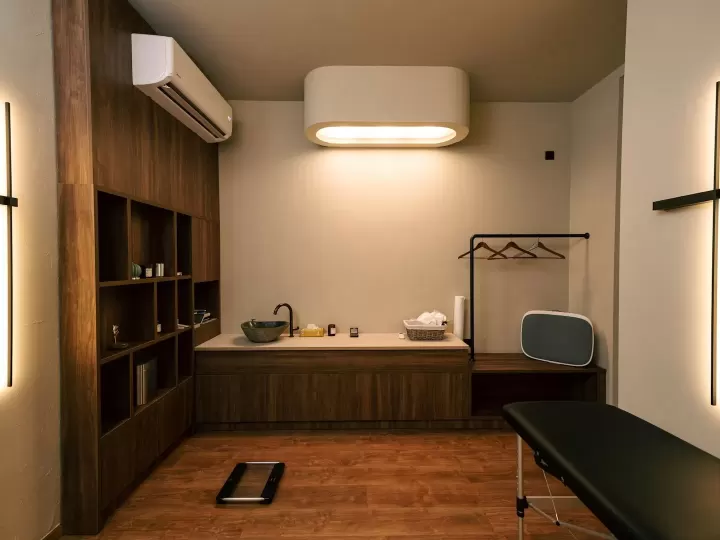 Phòng thủ thuật vô khuẩn, đèn khám và giường điều chỉnh điện