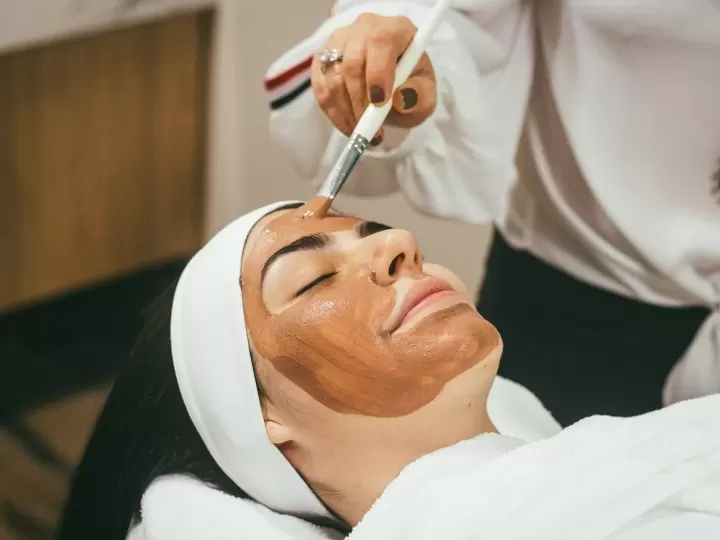 Peel da hóa học y khoa tại phòng khám (ảnh minh họa)