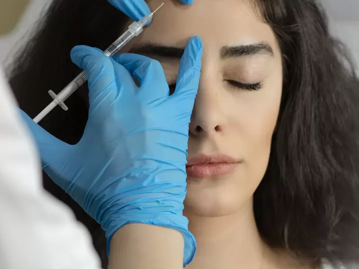 Tiêm botulinum giảm nếp nhăn động tại phòng khám (ảnh minh họa)