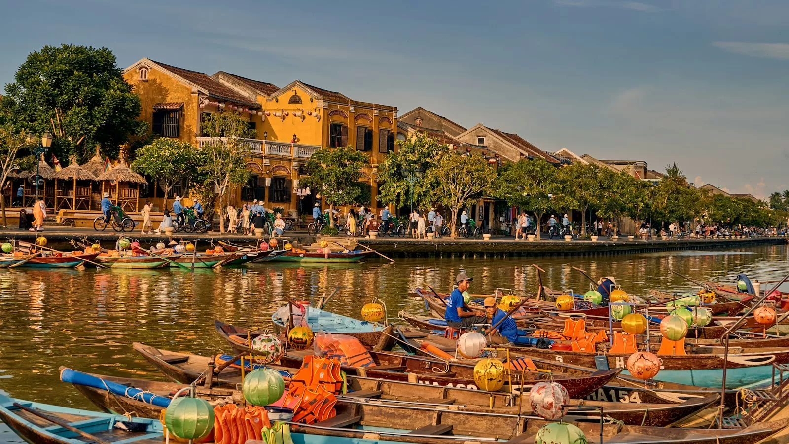 Phố cổ Hội An bên sông với dãy nhà vàng, thuyền và đèn lồng