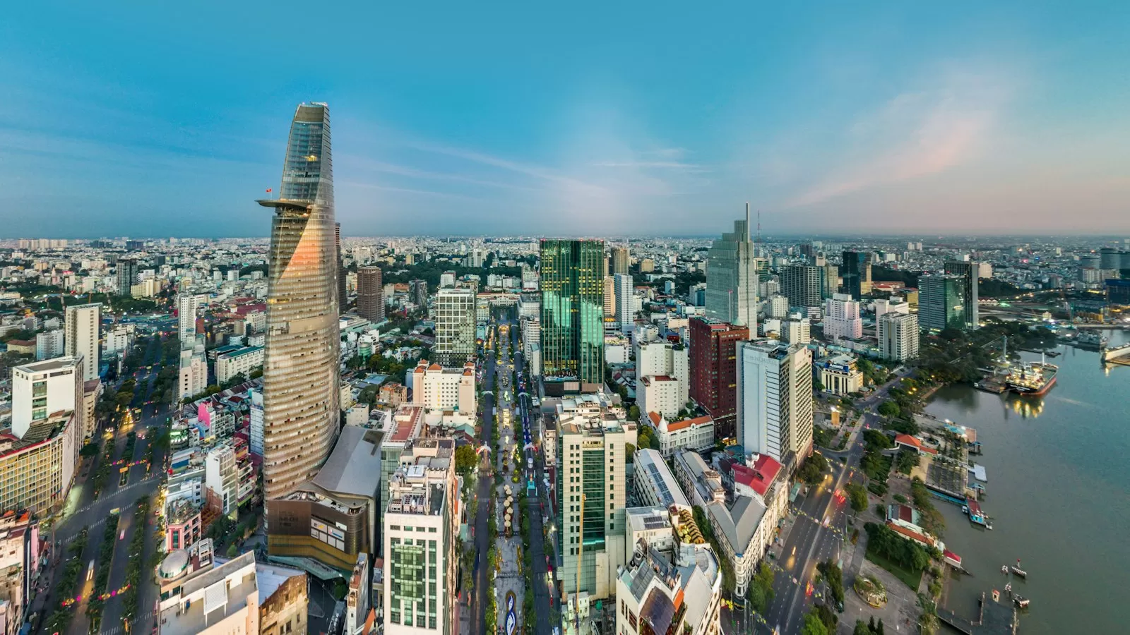 Toàn cảnh trung tâm TP. Hồ Chí Minh với các tòa nhà cao tầng dưới trời xanh