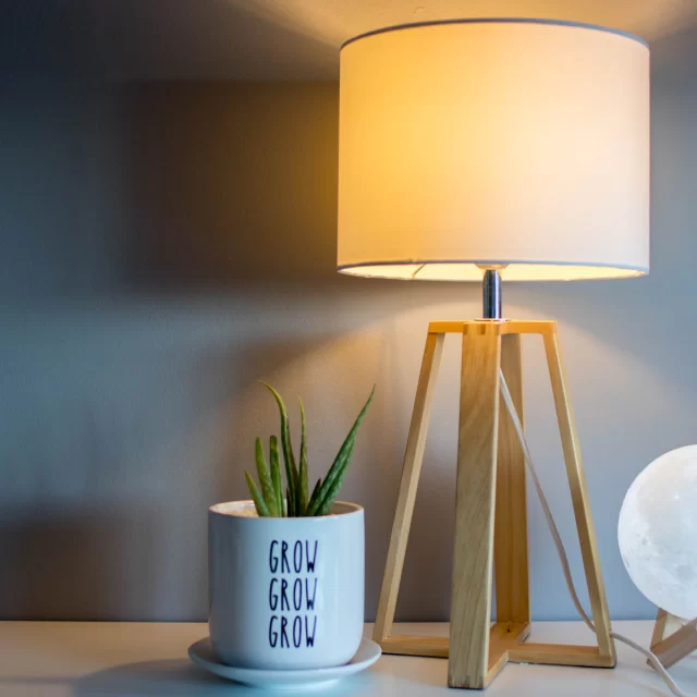 Đèn bàn chao vải trắng