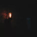 Đèn tường đang sáng ánh sáng ấm
