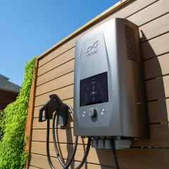 Bộ sạc xe điện gắn trên tường ốp gỗ