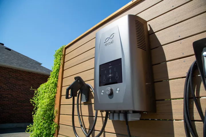Bộ sạc xe điện gắn trên tường ốp gỗ
