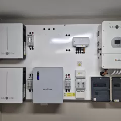 Hệ inverter và pin lưu trữ gắn tường