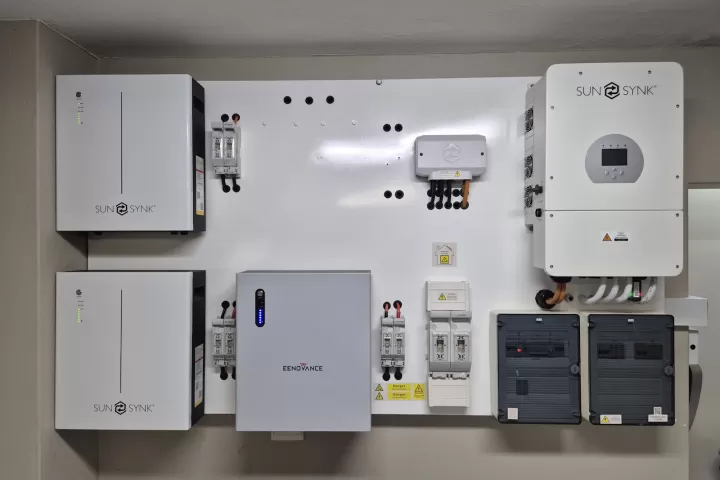 Hệ inverter và pin lưu trữ gắn tường