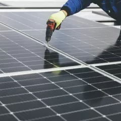 Kỹ thuật viên siết khung tấm pin