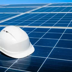 Mũ bảo hộ trắng đặt trên tấm pin
