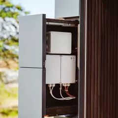 Tủ điện mở với hộp đấu nối và dây cáp