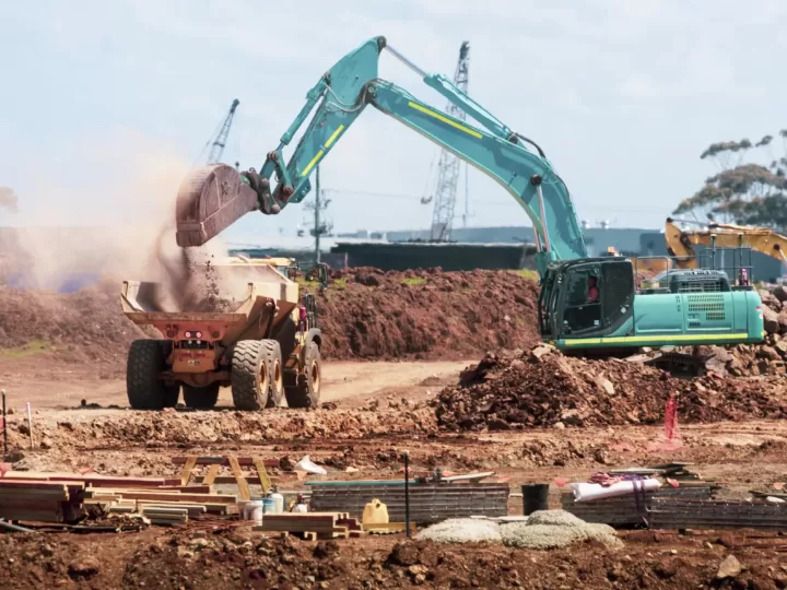 Máy xúc san lấp mặt bằng khi khởi công dự án